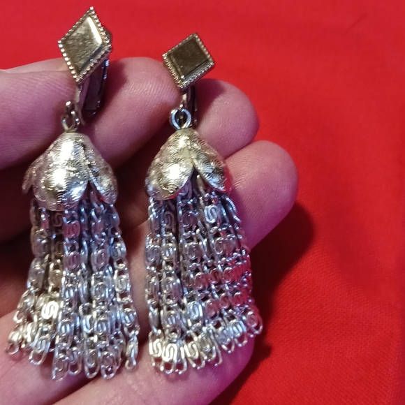 Sarah Coventry Chain Clip on Earrings - Picture 2 of 7